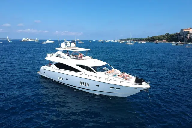 Sunseeker 88 — Luxury Yachts St. Tropez, Saint-Tropez