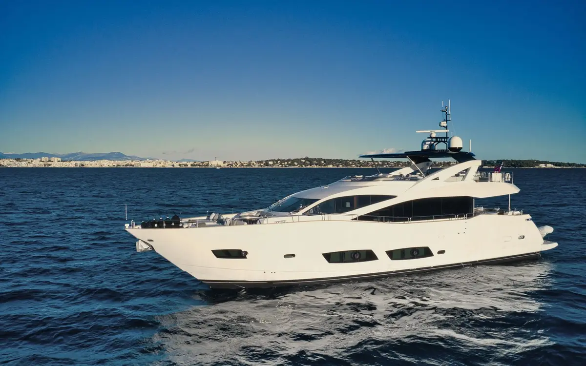 Sunseeker 90, pont principal — Luxury Yachts St. Tropez, Saint-Tropez. Pont large et ligne sportive pour le golfe