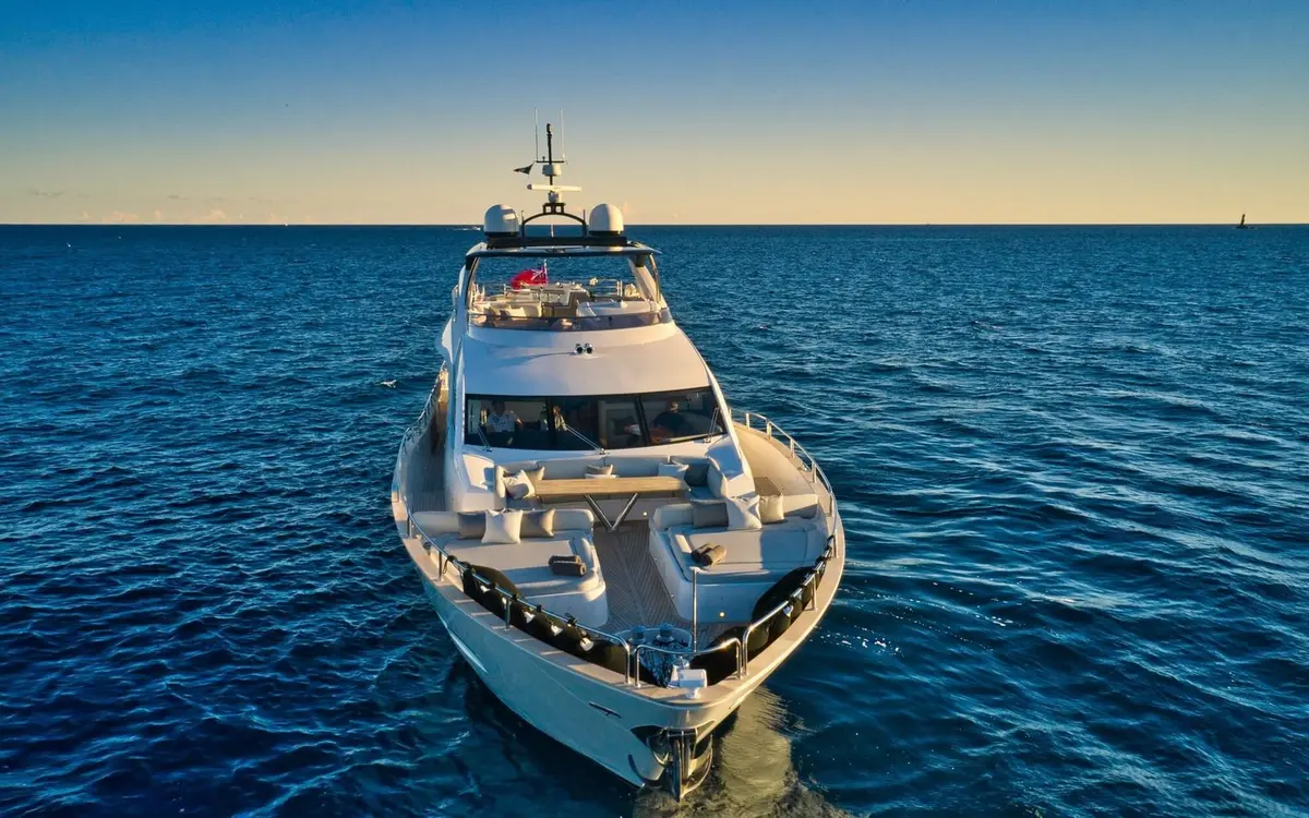 Sunseeker 90, pont arrière — Luxury Yachts St. Tropez, Saint-Tropez. Pont large et ligne sportive pour le golfe