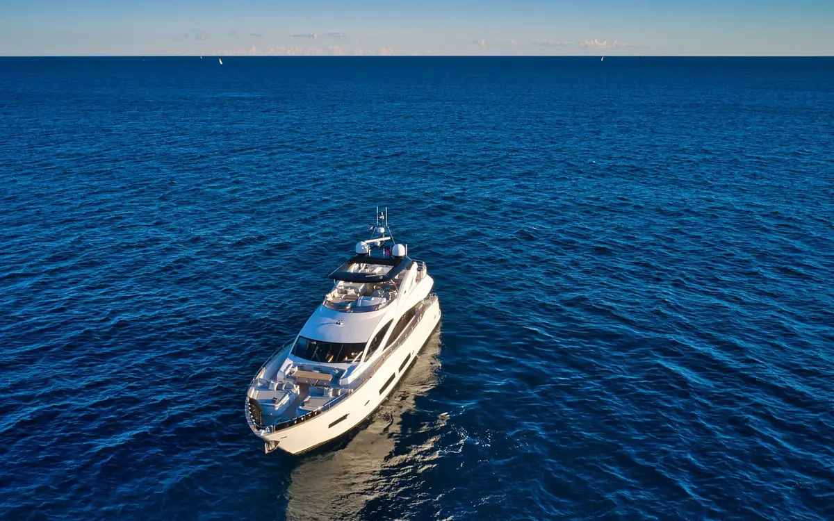 Sunseeker 90, salon — Luxury Yachts St. Tropez, Saint-Tropez. Pont large et ligne sportive pour le golfe