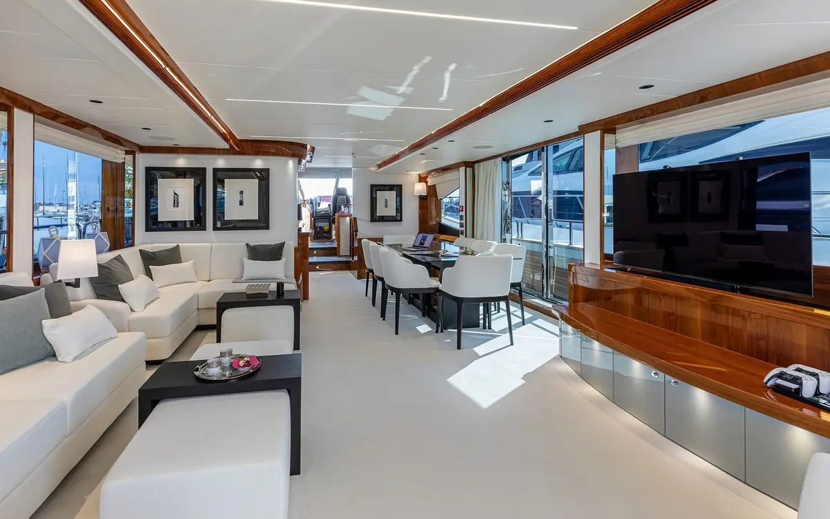 Sunseeker 90, cabine principale — Luxury Yachts St. Tropez, Saint-Tropez. Pont large et ligne sportive pour le golfe