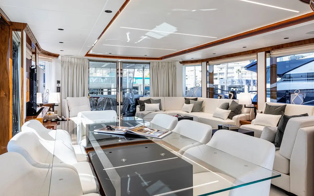 Sunseeker 90, flybridge — Luxury Yachts St. Tropez, Saint-Tropez. Pont large et ligne sportive pour le golfe