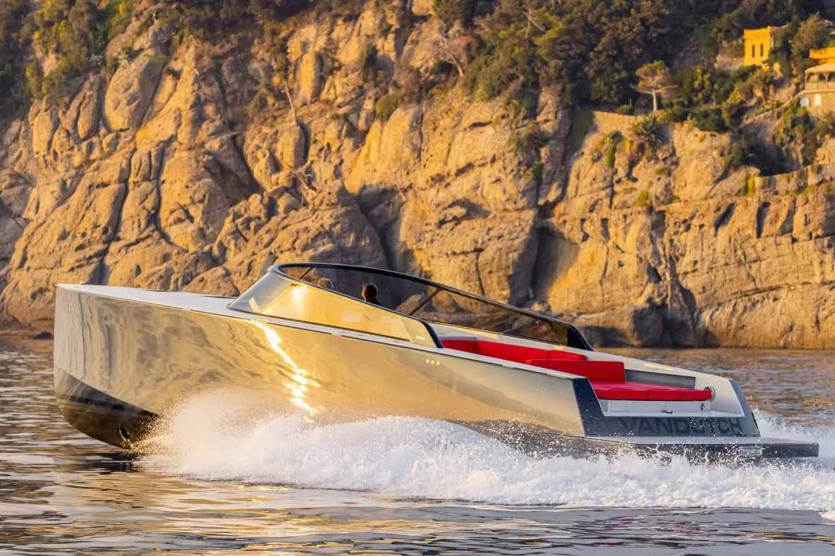 Vandutch 48, extérieur — Luxury Yachts St. Tropez, Saint-Tropez. Filer vers Cap Taillat en comité restreint