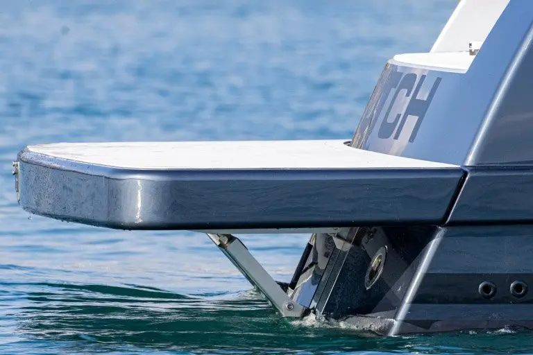Vandutch 48, pont principal — Luxury Yachts St. Tropez, Saint-Tropez. Filer vers Cap Taillat en comité restreint