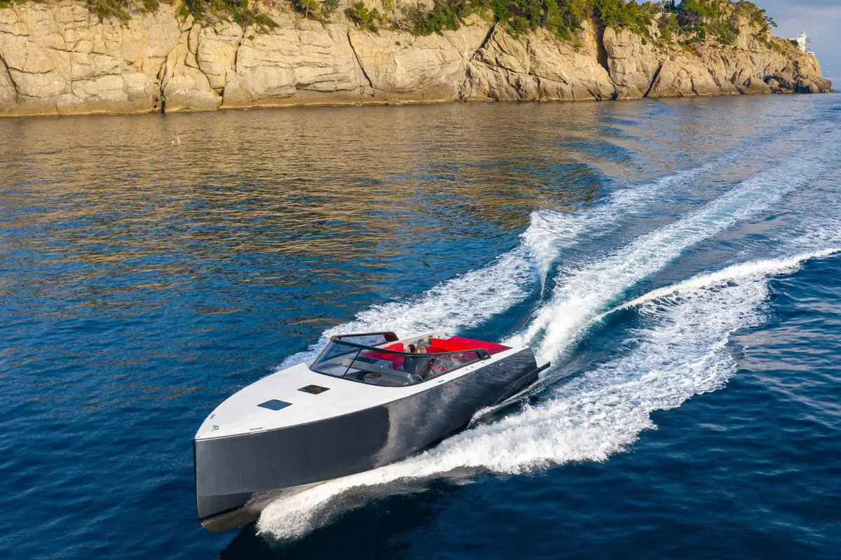 Vandutch 48, pont arrière — Luxury Yachts St. Tropez, Saint-Tropez. Filer vers Cap Taillat en comité restreint