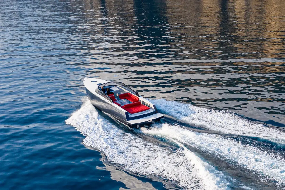 Vandutch 48, salon — Luxury Yachts St. Tropez, Saint-Tropez. Filer vers Cap Taillat en comité restreint