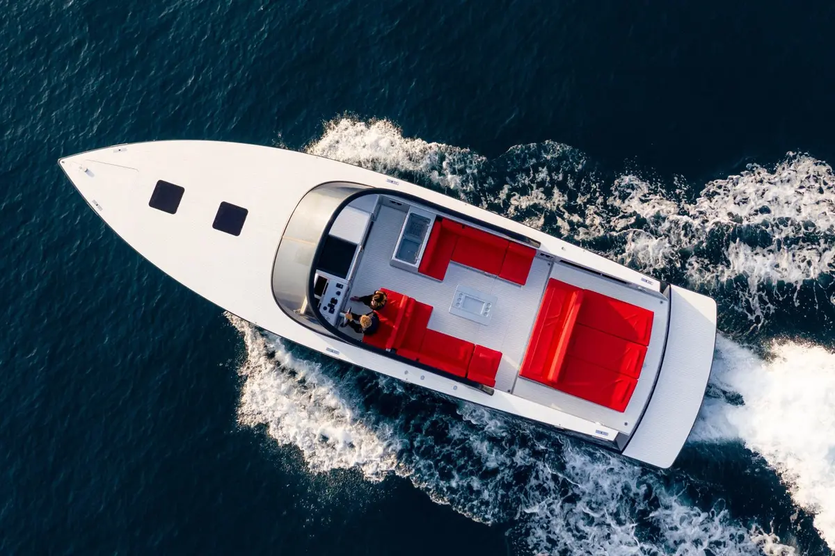 Vandutch 48, cabine principale — Luxury Yachts St. Tropez, Saint-Tropez. Filer vers Cap Taillat en comité restreint