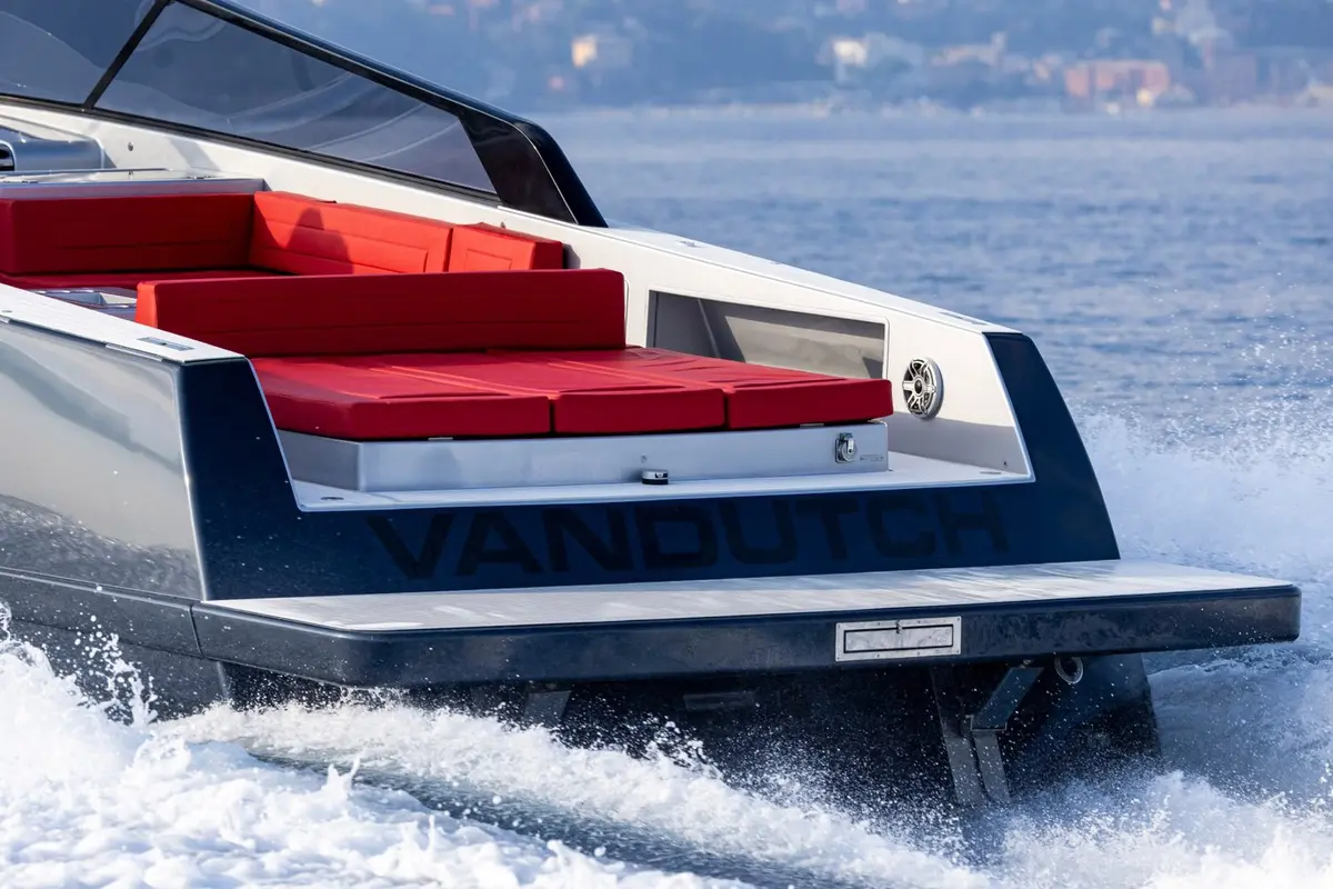 Vandutch 48, flybridge — Luxury Yachts St. Tropez, Saint-Tropez. Filer vers Cap Taillat en comité restreint