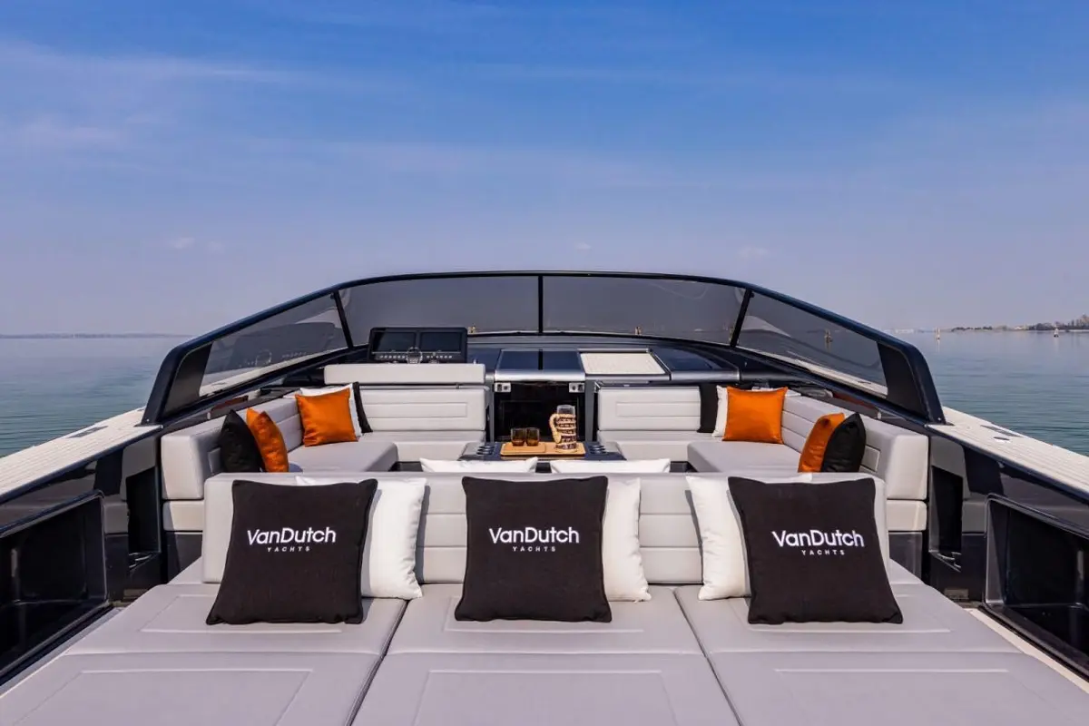 Vandutch 55, pont principal — Luxury Yachts St. Tropez, Saint-Tropez. Ligne basse et sportive pour une journée entre amis