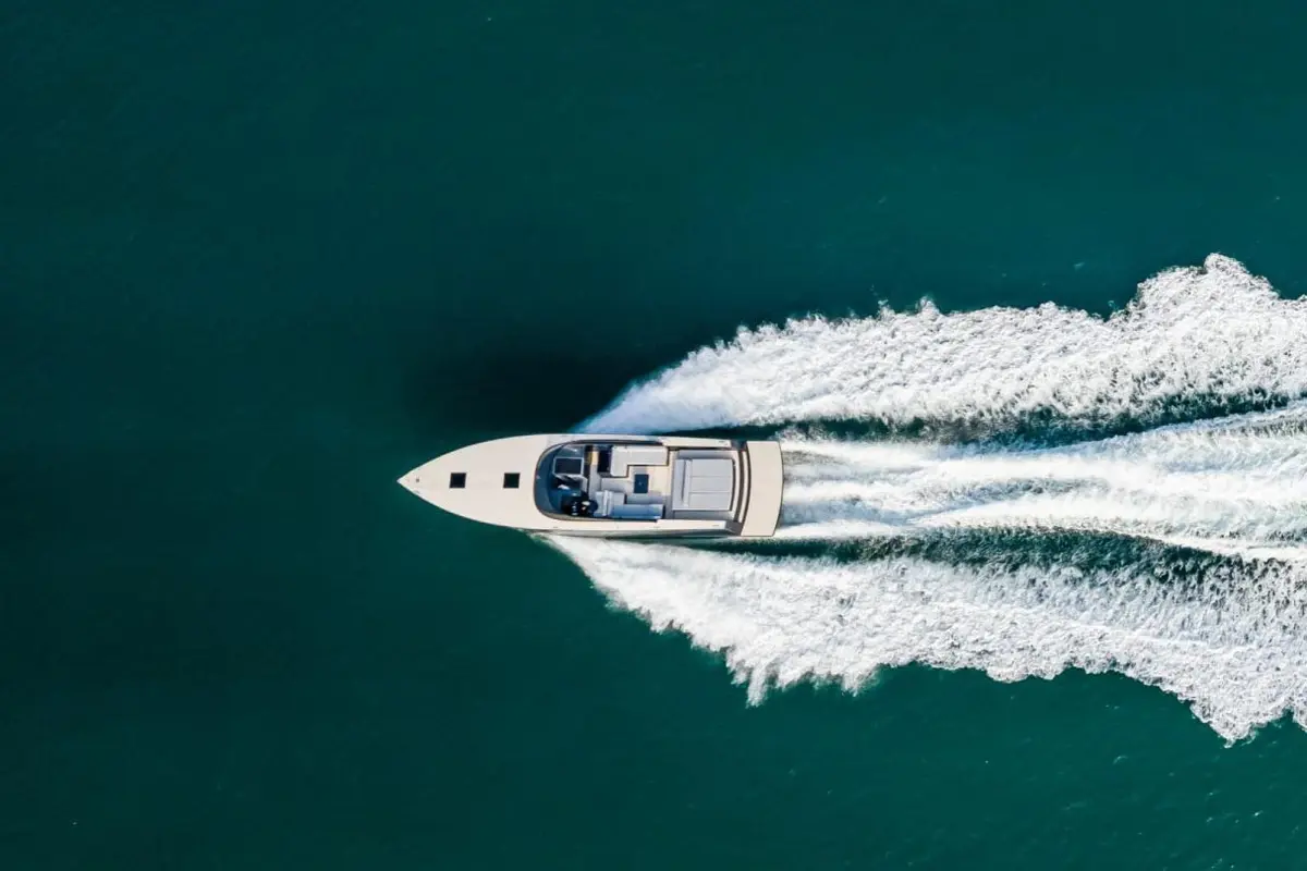 Vandutch 55, pont arrière — Luxury Yachts St. Tropez, Saint-Tropez. Ligne basse et sportive pour une journée entre amis