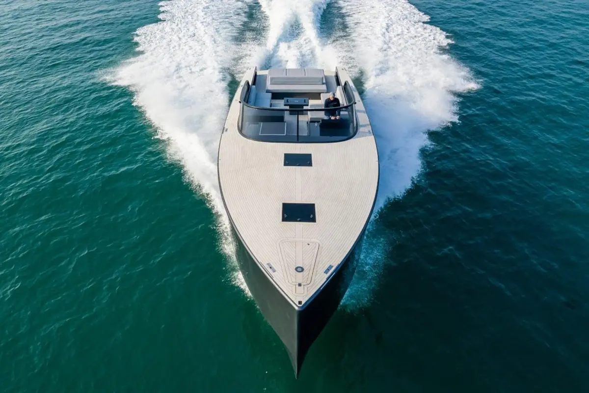Vandutch 55, salon — Luxury Yachts St. Tropez, Saint-Tropez. Ligne basse et sportive pour une journée entre amis