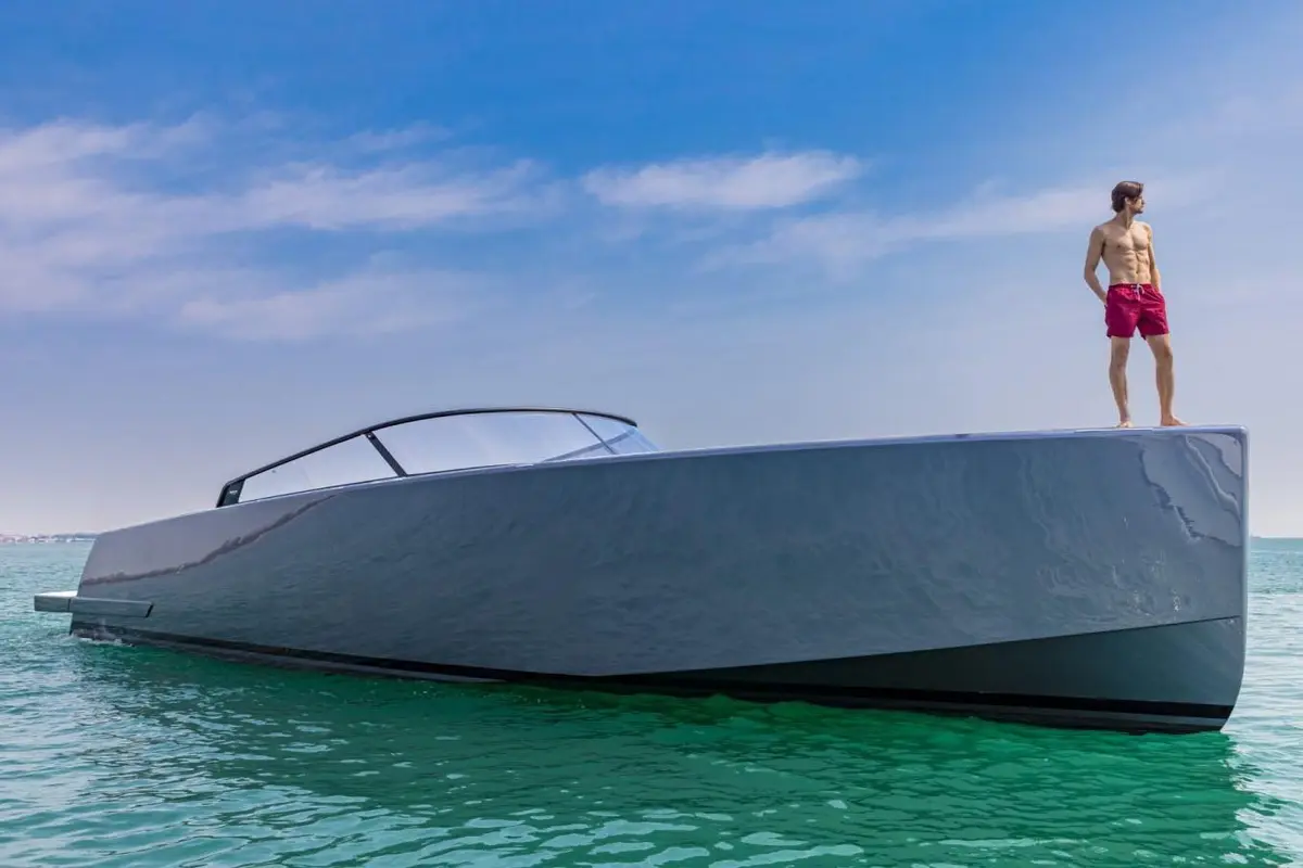 Vandutch 55, cabine principale — Luxury Yachts St. Tropez, Saint-Tropez. Ligne basse et sportive pour une journée entre amis