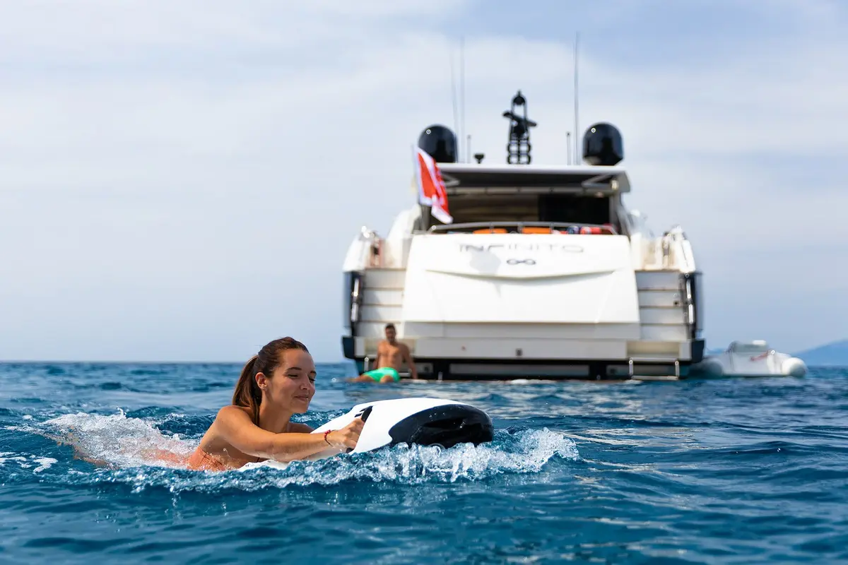 Vandutch 55, flybridge — Luxury Yachts St. Tropez, Saint-Tropez. Ligne basse et sportive pour une journée entre amis